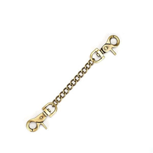 Menottes de bondage Victorian Garden en cuir vegan rouge et dentelle noire, avec doublure en fausse fourrure et détails dorés. Confortables, ajustables et reliées par une chaîne détachable.