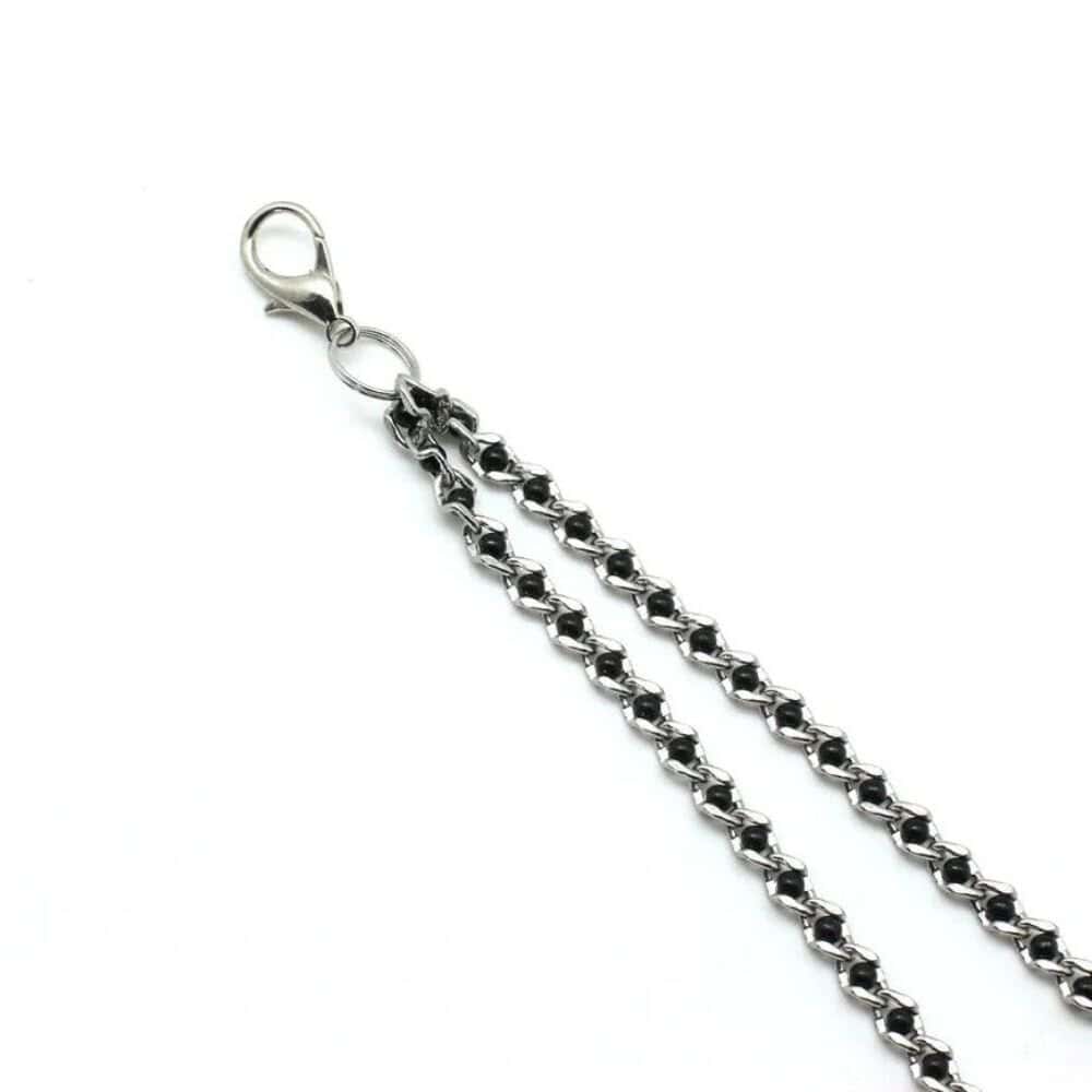 Chaîne avec pinces à tétons couleur argent et perles noires, idéal pour le BDSM. Pinces réglables avec embouts en caoutchouc. Clip à dégagement rapide compatible avec différents colliers. Fabriqué en Chine.