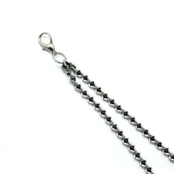 Chaîne avec pinces à tétons couleur argent et perles noires, idéal pour le BDSM. Pinces réglables avec embouts en caoutchouc. Clip à dégagement rapide compatible avec différents colliers. Fabriqué en Chine.