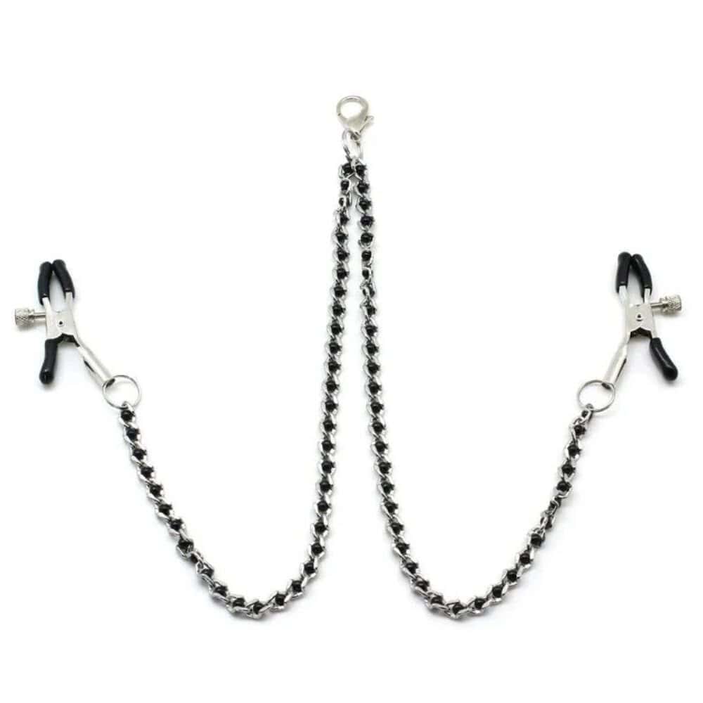 Chaîne avec pinces à tétons couleur argent et perles noires, idéal pour le BDSM. Pinces réglables avec embouts en caoutchouc. Clip à dégagement rapide compatible avec différents colliers. Fabriqué en Chine.