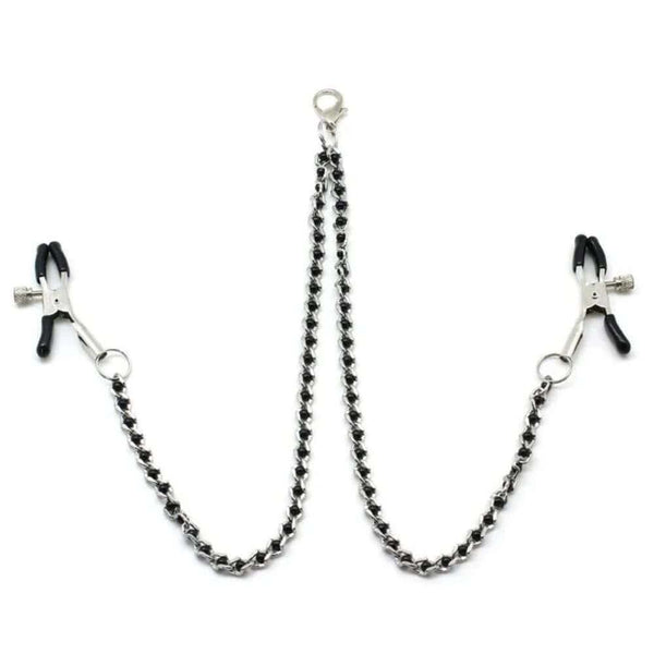 Chaîne avec pinces à tétons couleur argent et perles noires, idéal pour le BDSM. Pinces réglables avec embouts en caoutchouc. Clip à dégagement rapide compatible avec différents colliers. Fabriqué en Chine.