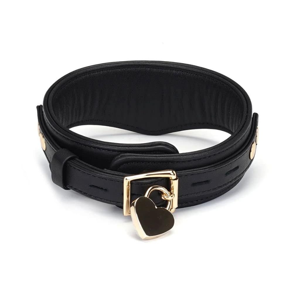 Collier d’esclave Dark Secret en cuir noir avec laisse en chaîne dorée. Ajustable avec boucles métalliques et compatible avec divers accessoires BDSM. Conçu pour des jeux de domination sophistiqués.