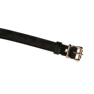Bandeau Boudoir Amor en similicuir vegan noir, bloquant la vision. Réglable avec boucles métalliques robustes pour un confort optimal. Parfait pour des expériences de privation sensorielle dans le jeu BDSM.