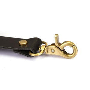 Menottes Samouraï en cuir de vache noir avec quincaillerie plaquée cuivre. Réglables de 18,5 à 24,5 cm, elles garantissent sécurité et luxe. Accessoire de bondage haut de gamme inspiré des samouraïs.
