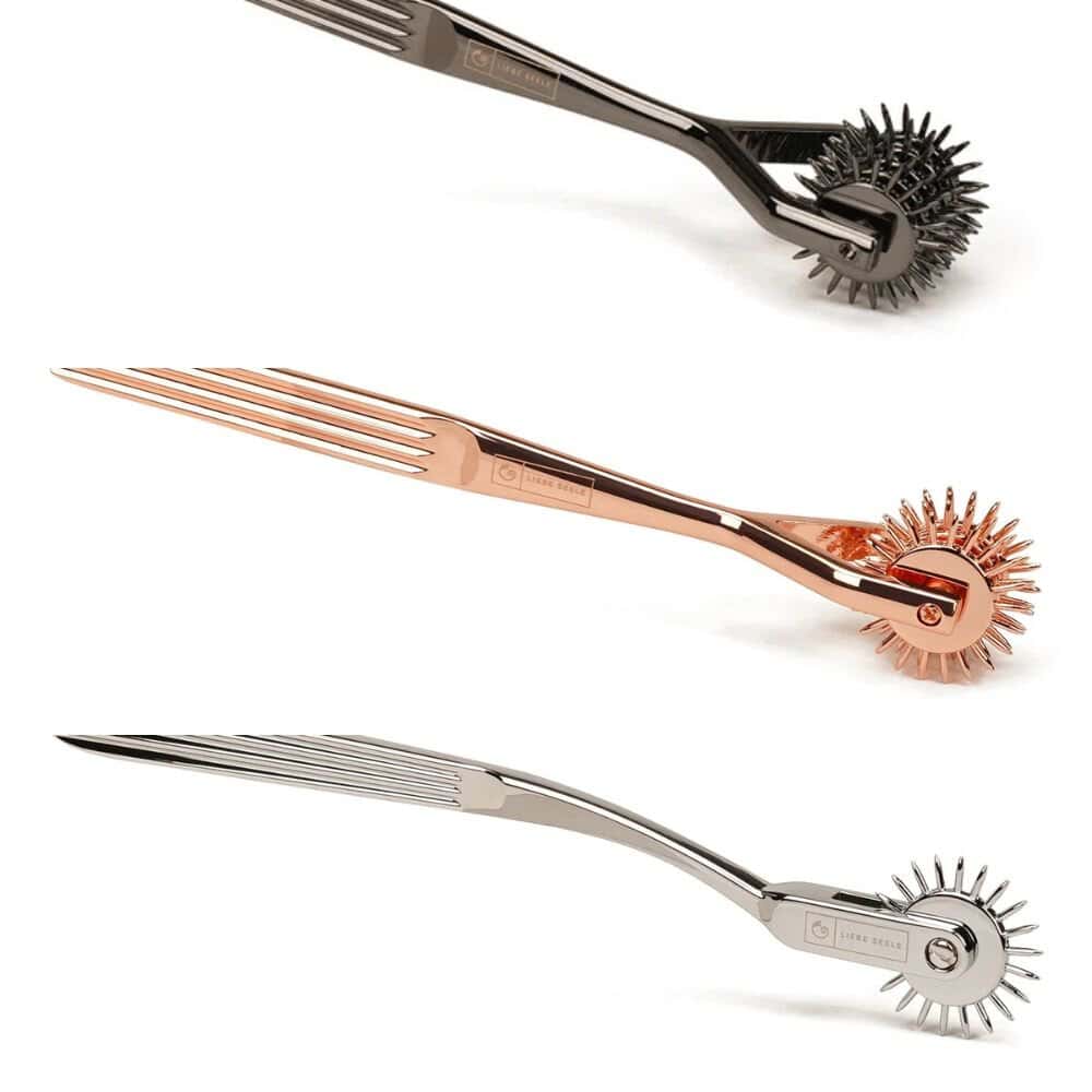 Roulette Wartenberg LIEBE SEELE en acier inoxydable avec 1, 3 ou 5 rangées. Outil BDSM compact pour des sensations uniques et intenses. Disponible en trois couleurs raffinées, idéale pour les jeux de rôle.