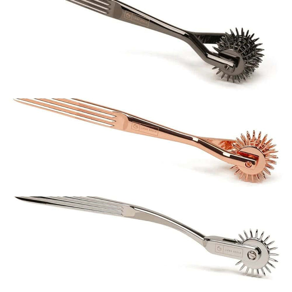 Roulette Wartenberg LIEBE SEELE en acier inoxydable avec 1, 3 ou 5 rangées. Outil BDSM compact pour des sensations uniques et intenses. Disponible en trois couleurs raffinées, idéale pour les jeux de rôle.