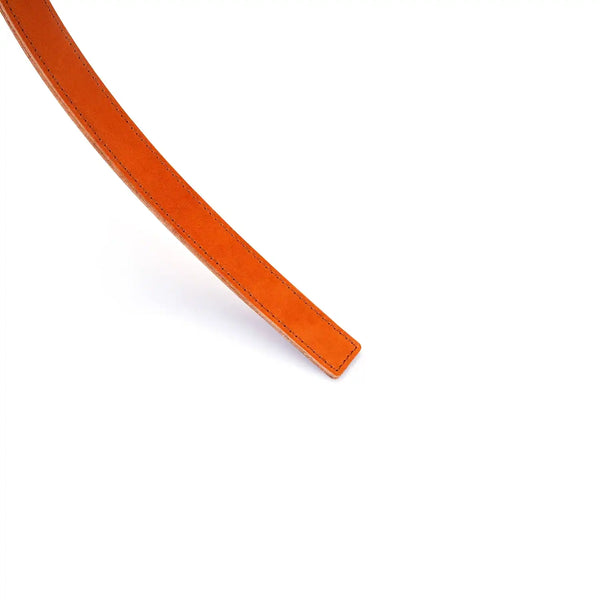 Règle de fessée en cuir orange LIEBE SEELE avec poignée et dragonne, coutures contrastées, présentée sur fond blanc