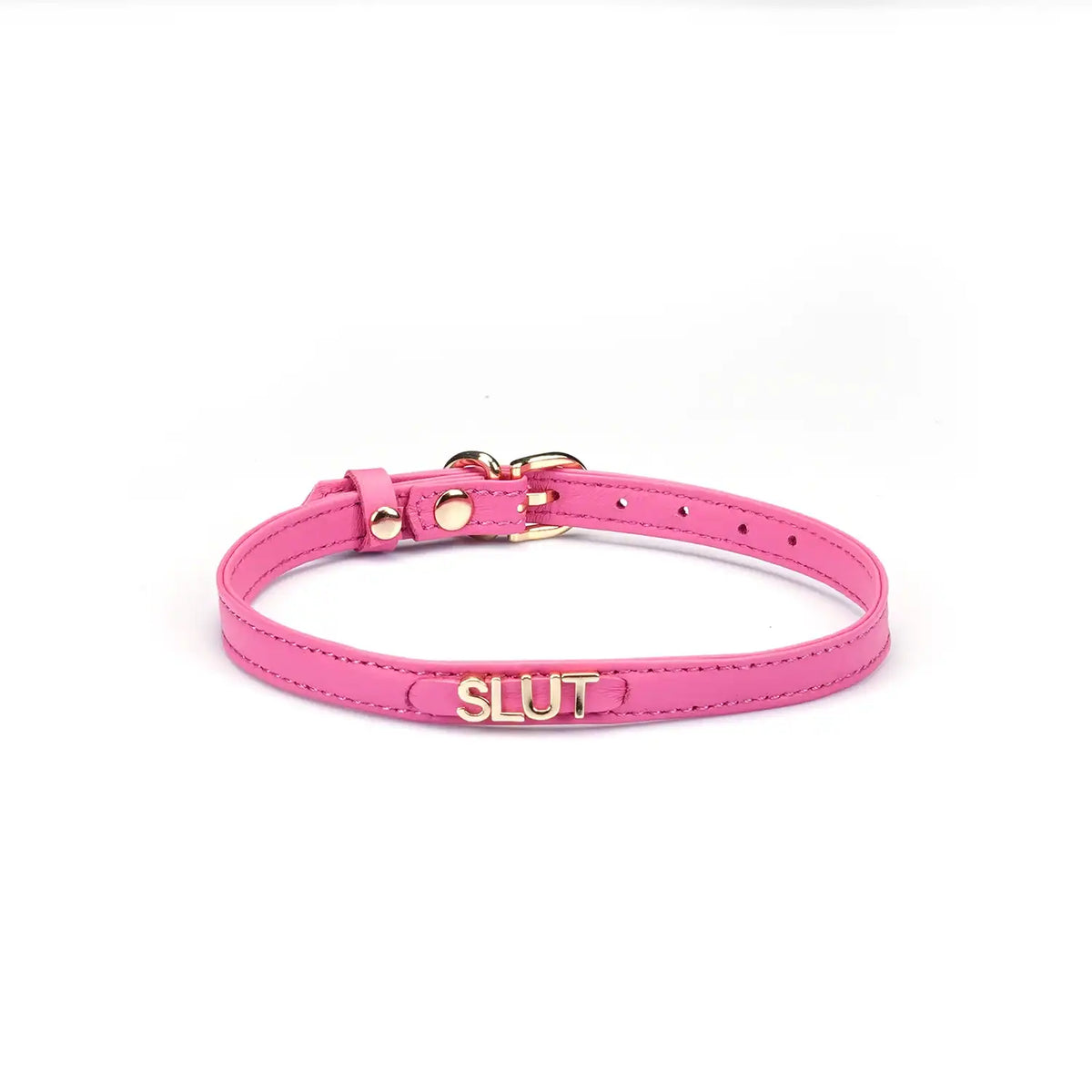 Collier en cuir rose de la marque Liebe Seele, orné d’une inscription métallique Slut et de finitions dorées, présenté sur fond clair dans l’univers Brigade Mondaine Paris.