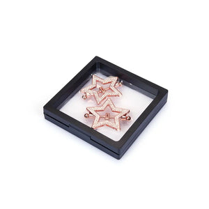Paire de pinces à tétons STAR Or LIEBE SEELE en métal doré serti de cristaux, forme étoilée, présentées dans un écrin noir sur fond blanc, vue produit détaillée