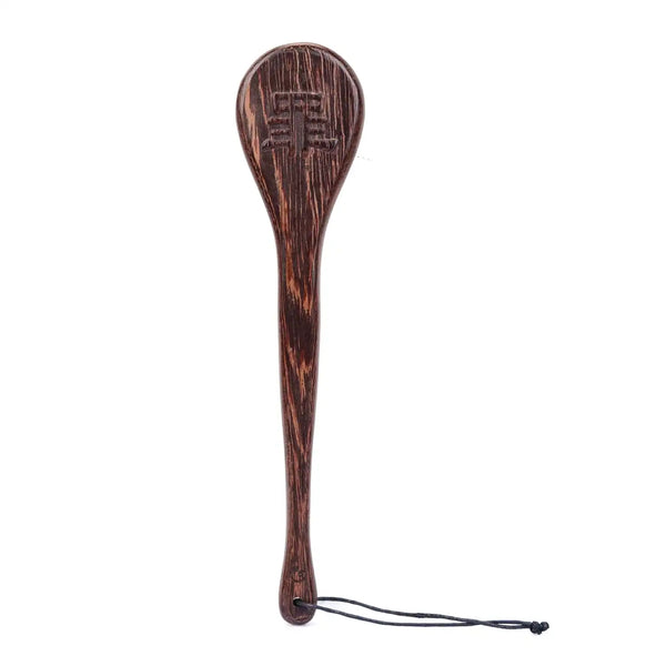 Paddle en bois wengé de la marque Liebe Seele, à la finition lisse avec dragonne de maintien, présenté sur fond clair dans l’univers Brigade Mondaine Paris.
