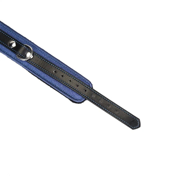 Collier laisse Denim LIEBE SEELE en cuir noir et bleu avec chaîne métallique et poignée assortie, présenté à plat sur fond blanc, vue produit détaillée