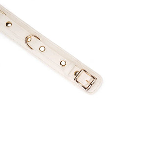 Collier laisse Boudoir Amor de la marque Liebe Seele, en cuir clair avec intérieur contrasté et chaîne métallique dorée, présenté à plat sur fond clair dans l’univers Brigade Mondaine Paris.