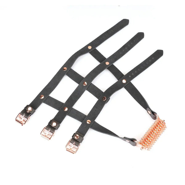 Harnais de chevilles en cuir noir LIEBE SEELE avec sangles réglables, boucles métalliques et roulette intégrée, présenté sur fond blanc, vue produit détaillée