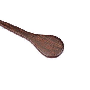 Paddle en bois wengé de la marque Liebe Seele, à la finition lisse avec dragonne de maintien, présenté sur fond clair dans l’univers Brigade Mondaine Paris.