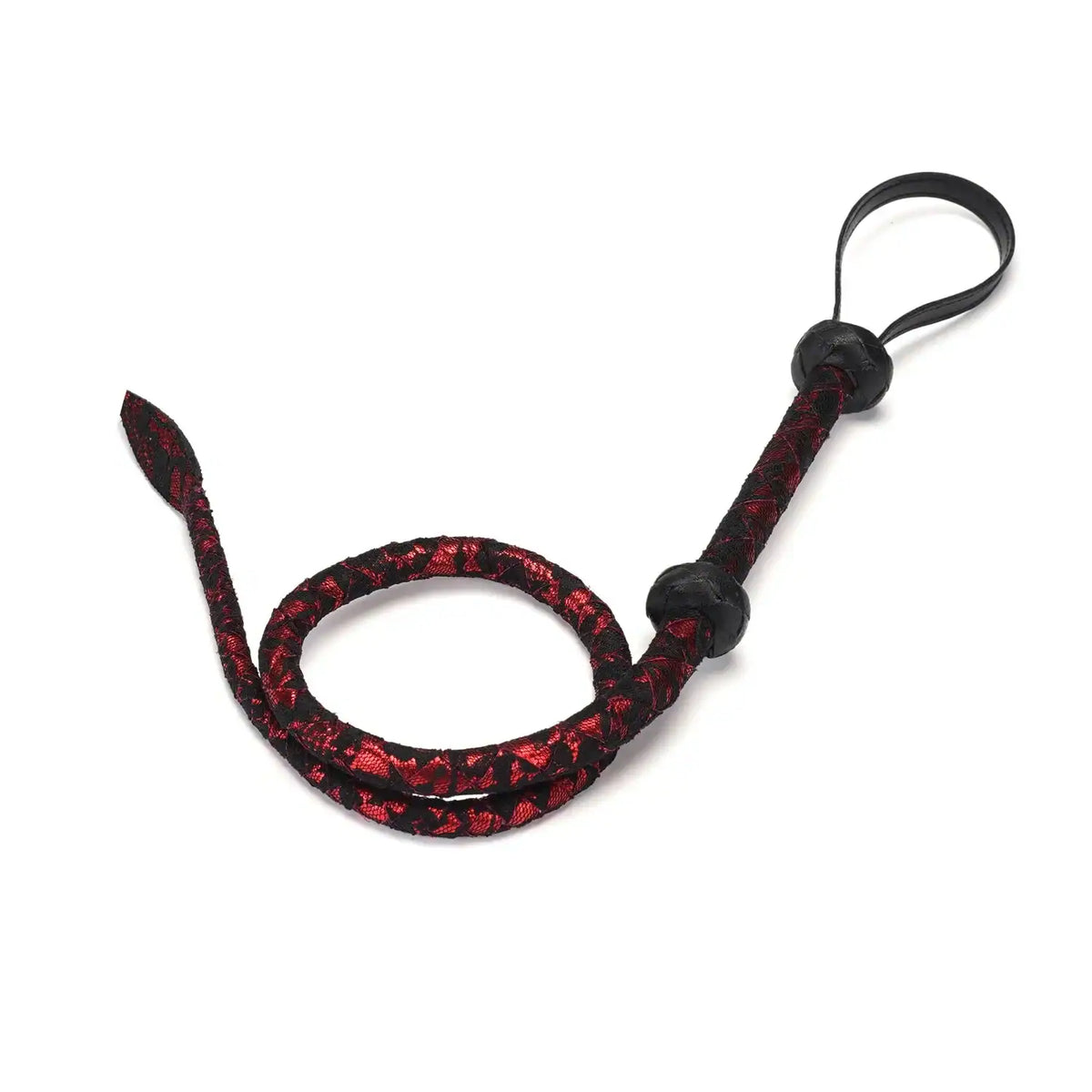 Fouet bullwhip en corde textile noire et rouge LIEBE SEELE avec tressage décoratif, poignée structurée et boucle de maintien, présenté sur fond blanc en vue produit détaillée