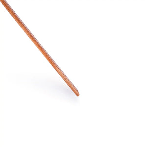 Règle de fessée en cuir orange LIEBE SEELE avec poignée et dragonne, coutures contrastées, présentée sur fond blanc