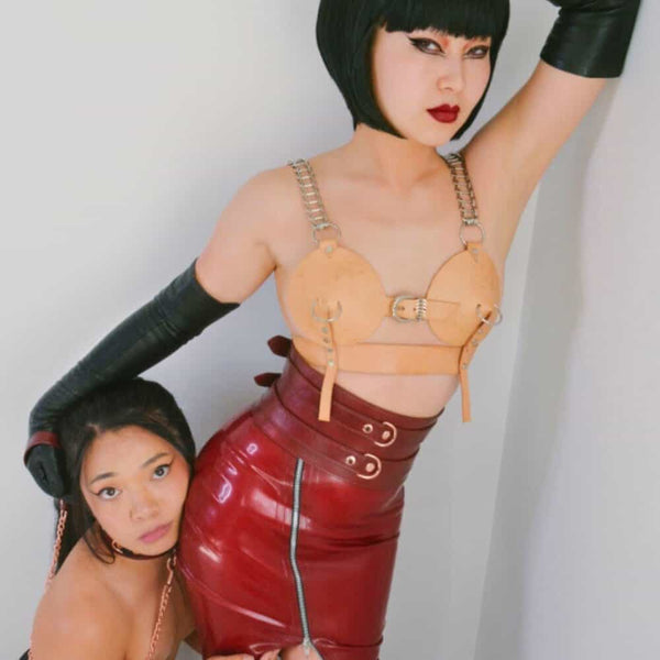Ceinture Bondage Rouge en Cuir de vache détails rose gold en alliage de zinc rembourrage en peau de mouton soyeuse et trois anneaux en D et collier avec laisse en cuir rouge vin de vache