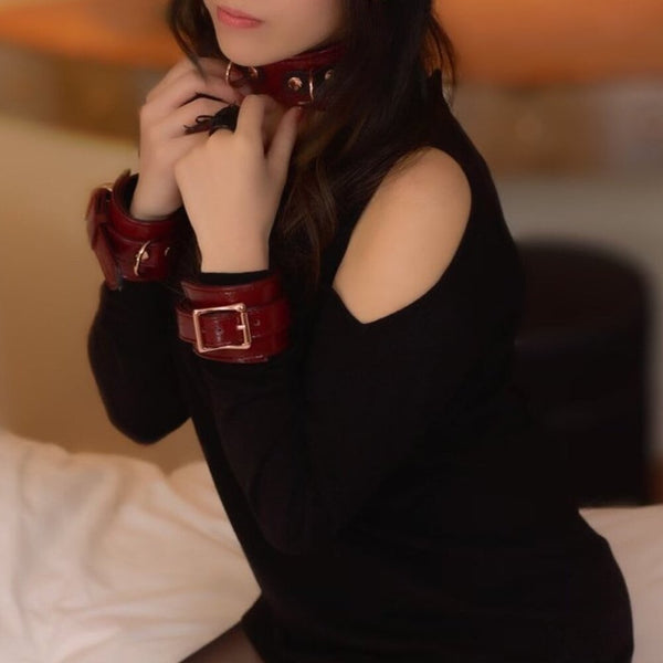 Collier et laisse en Cuir de Vache Rouge Vin doté de trois anneaux en D et boucle réglable, avec laisse amovible maillon en métal rose gold et menottes de poignets en cuir de vache rouge Vin Détails et Attaches en métal rose gold