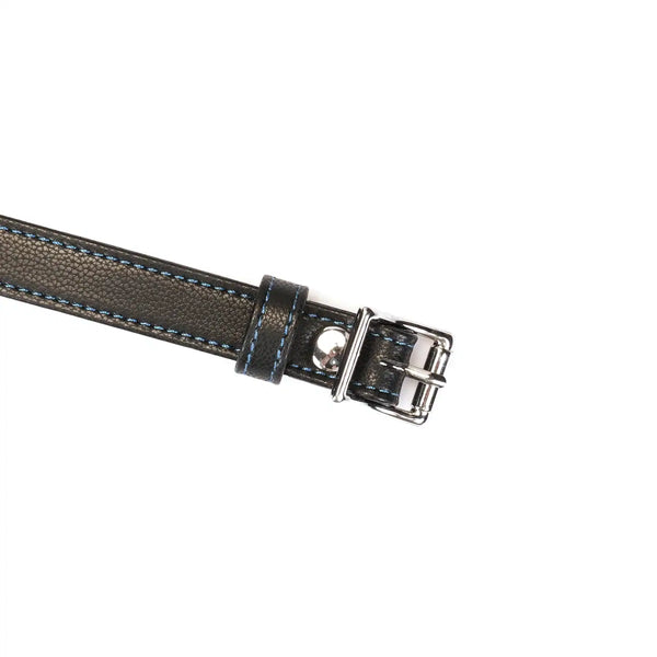 Bandeau Denim LIEBE SEELE en textile bleu avec sangle réglable en cuir noir et boucles métalliques, présenté à plat sur fond blanc, vue produit détaillée