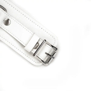 Packshot Menottes Cuir Blanc Zoom Détail sur Boucle d'Attache Argent