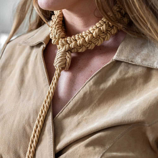 Ensemble Bound You II LIEBE SEELE en coton chanvre, menottes poignets et collier tressé. Ajustement facile grâce au système de nœud. Anneau en argent durable et élégant. Confort et sensualité pour le shibari.