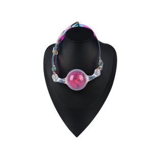 Bâillon-Boule Cristal LIEBE SEELE avec boule rose translucide en silicone et sangle irisée ajustable. Un accessoire chic et provocant pour une expérience de jeu silencieuse et agréable.