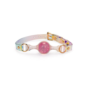 Bâillon-Boule Cristal LIEBE SEELE avec boule rose translucide en silicone et sangle irisée ajustable. Un accessoire chic et provocant pour une expérience de jeu silencieuse et agréable.