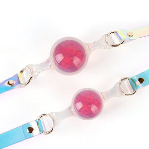 Bâillon-Boule Cristal LIEBE SEELE avec boule rose translucide en silicone et sangle irisée ajustable. Un accessoire chic et provocant pour une expérience de jeu silencieuse et agréable.