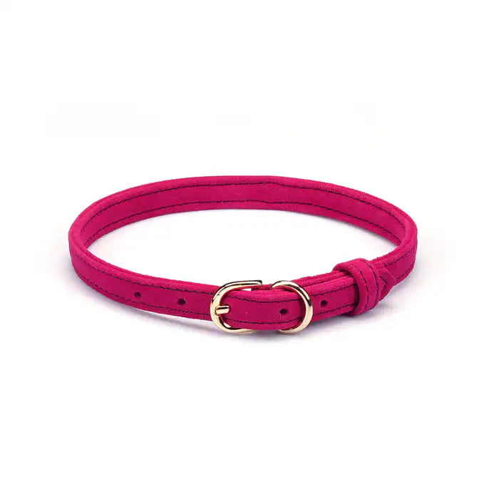 Collier Ras du Cou en daim fuchsia LIEBE SEELE avec anneau doré. Cuir de vache premium, léger et ajustable. Une touche de sensualité pop et élégante, entre mode et BDSM.