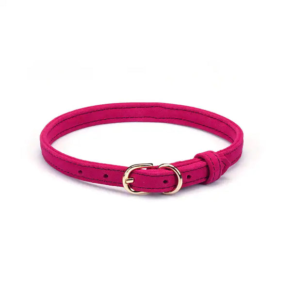 Collier Ras du Cou en daim fuchsia LIEBE SEELE avec anneau doré. Cuir de vache premium, léger et ajustable. Une touche de sensualité pop et élégante, entre mode et BDSM.