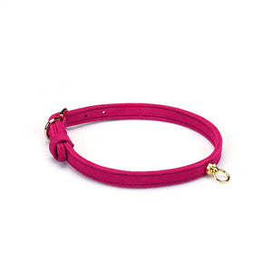 Collier Ras du Cou en daim fuchsia LIEBE SEELE avec anneau doré. Cuir de vache premium, léger et ajustable. Une touche de sensualité pop et élégante, entre mode et BDSM.
