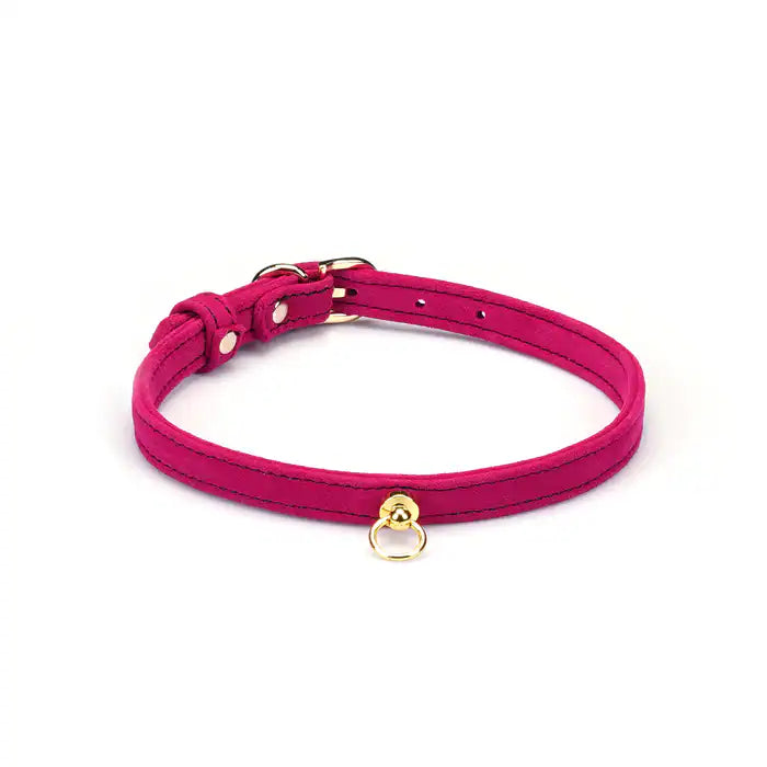 Collier Ras du Cou en daim fuchsia LIEBE SEELE avec anneau doré. Cuir de vache premium, léger et ajustable. Une touche de sensualité pop et élégante, entre mode et BDSM.