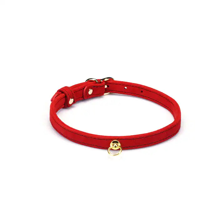 Collier Ras du Cou en daim rouge LIEBE SEELE avec anneau doré. Cuir de vache premium, ajustable et léger. Un accessoire mode élégant, alliant sensualité et plaisir, inspiré du BDSM.