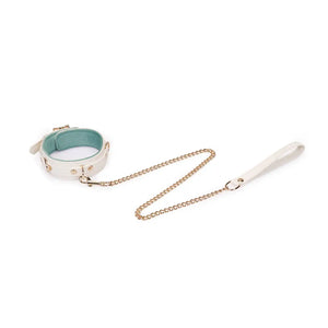 Collier laisse Boudoir Amor de la marque Liebe Seele, en cuir clair avec intérieur contrasté et chaîne métallique dorée, présenté à plat sur fond clair dans l’univers Brigade Mondaine Paris.