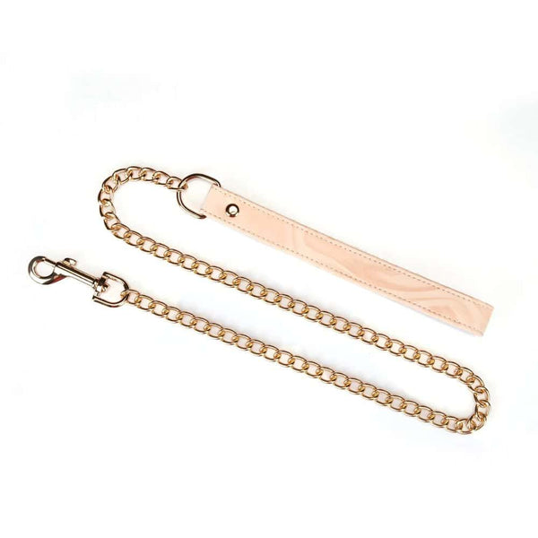 Collier de bondage Pink Boudoir Amor en similicuir vegan rose et noir. Finitions dorées, trois anneaux en D pour fixation. Avec laisse en chaîne dorée, élégant et ajustable pour une domination raffinée.