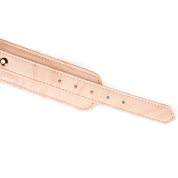 Collier de bondage Pink Boudoir Amor en similicuir vegan rose et noir. Finitions dorées, trois anneaux en D pour fixation. Avec laisse en chaîne dorée, élégant et ajustable pour une domination raffinée.