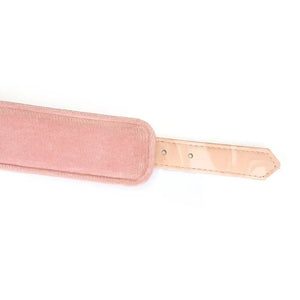 Collier de bondage Pink Boudoir Amor en similicuir vegan rose et noir. Finitions dorées, trois anneaux en D pour fixation. Avec laisse en chaîne dorée, élégant et ajustable pour une domination raffinée.