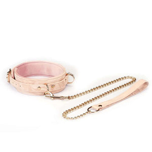 Collier de bondage Pink Boudoir Amor en similicuir vegan rose et noir. Finitions dorées, trois anneaux en D pour fixation. Avec laisse en chaîne dorée, élégant et ajustable pour une domination raffinée.