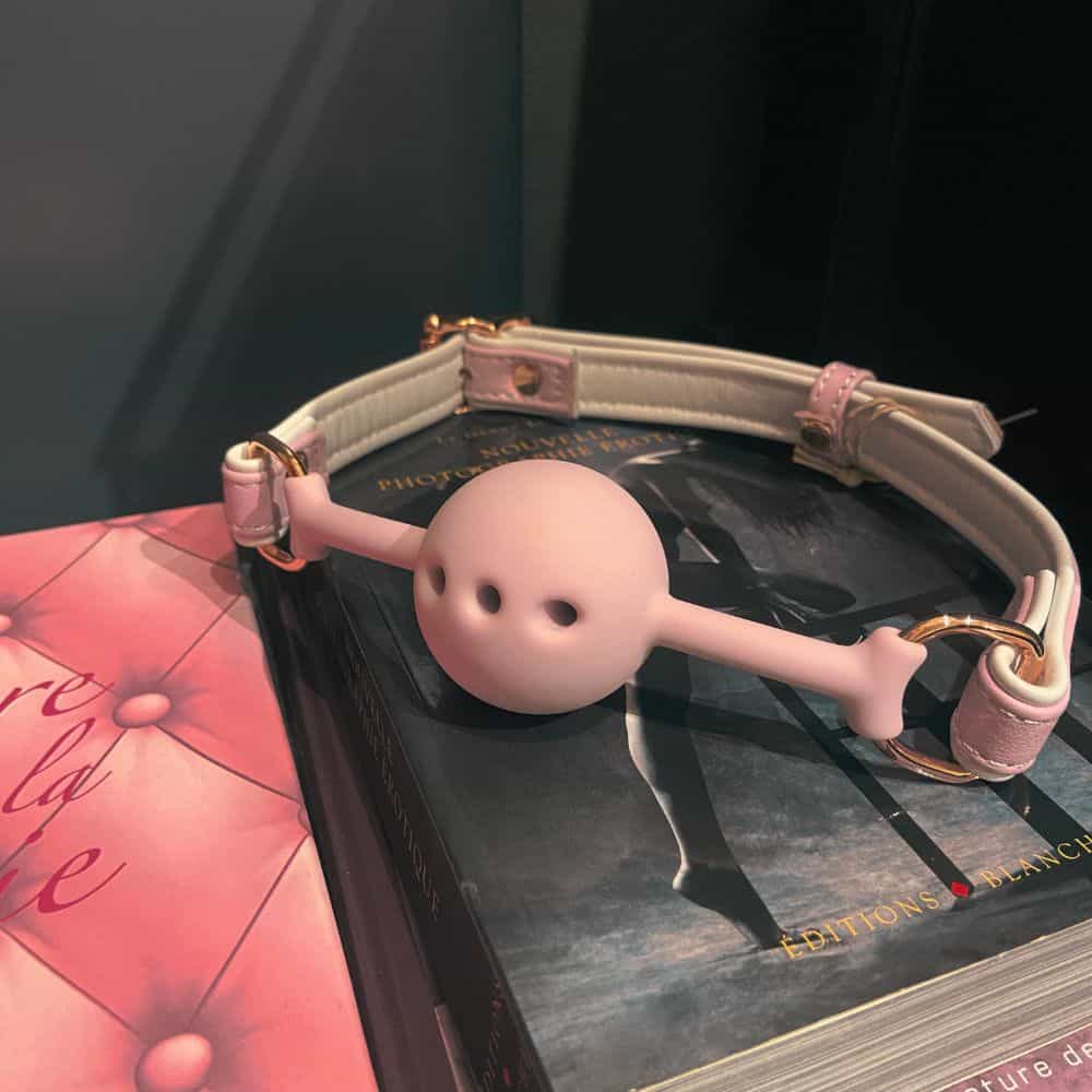 Bâillon BDSM FAIRY en cuir et silicone respirant, ajustable et orné de détails or rose. Un accessoire bondage féminin et luxueux, disponible exclusivement chez Brigade Mondaine.