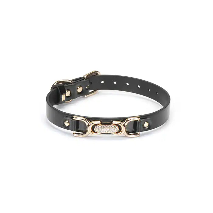 Collier Ras du Cou noir avec strass et doubles C dorés LIEBE SEELE. Confectionné en simili cuir, 7 réglages pour un ajustement parfait. Accessoire chic et provocant pour le puppy play ou une tenue fétichiste.