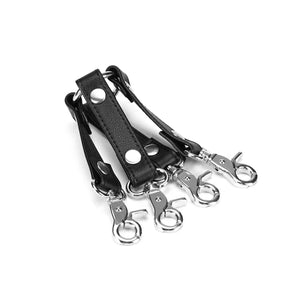 Hogtie en cuir noir avec clips métalliques argentés de la collection Black Bond, pour une soumission totale. Accessoire BDSM durable et efficace, conçu à partir de matériaux recyclés.