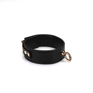 Packshot Collier En Organosilicone Noir avec Chaîne en Or Et O-Ring en Or