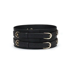 Ceinture de bondage en cuir noir de la collection Dark Secret. Fabriquée à la main avec des finitions dorées et deux anneaux en D pour fixation. Accessoire de domination luxueux et raffiné.