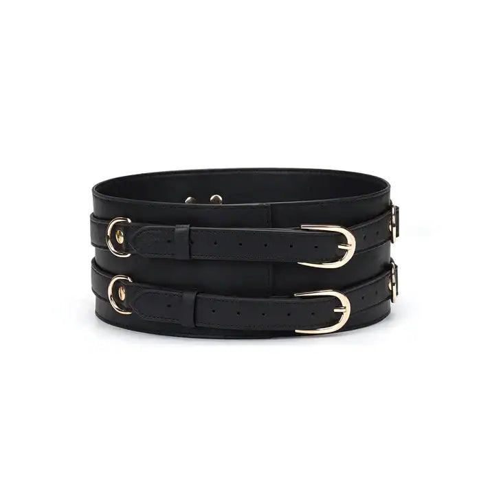 Ceinture de bondage en cuir noir de la collection Dark Secret. Fabriquée à la main avec des finitions dorées et deux anneaux en D pour fixation. Accessoire de domination luxueux et raffiné.