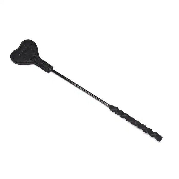 Cravache en cuir noir embossé façon autruche avec marque en forme de cœur. Accessoire BDSM léger et maniable avec manche texturé et finitions dorées.