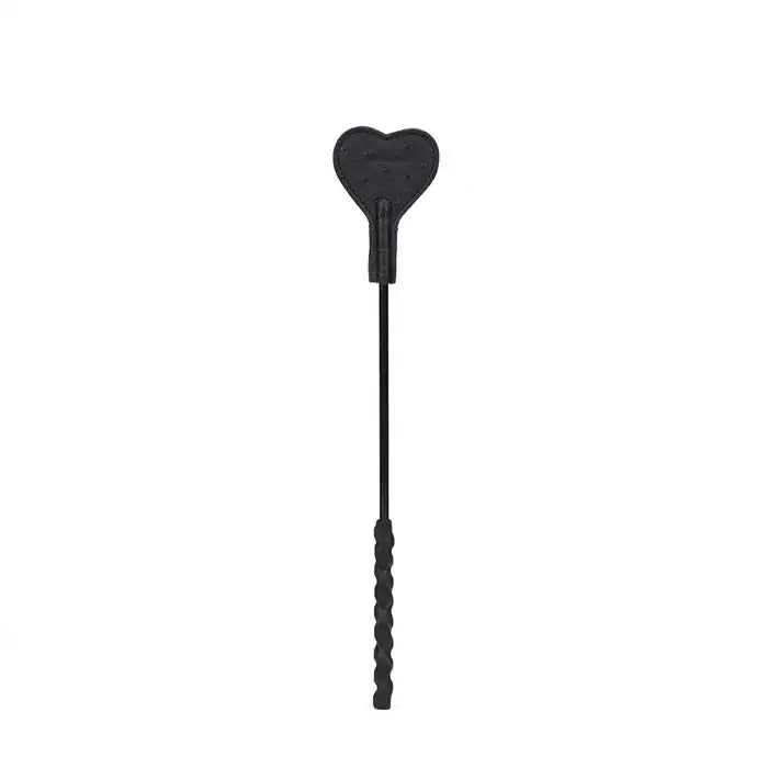Cravache en cuir noir embossé façon autruche avec marque en forme de cœur. Accessoire BDSM léger et maniable avec manche texturé et finitions dorées.