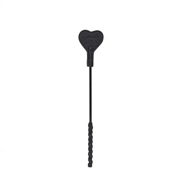 Cravache en cuir noir embossé façon autruche avec marque en forme de cœur. Accessoire BDSM léger et maniable avec manche texturé et finitions dorées.