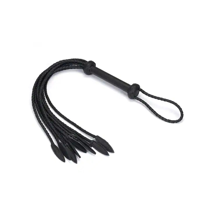 Fouet à neuf queues en cuir noir tressé avec pointes de cuir. Accessoire BDSM léger et maniable, avec prise ferme et boucle de suspension discrète.