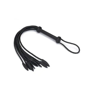 Fouet à neuf queues en cuir noir tressé avec pointes de cuir. Accessoire BDSM léger et maniable, avec prise ferme et boucle de suspension discrète.