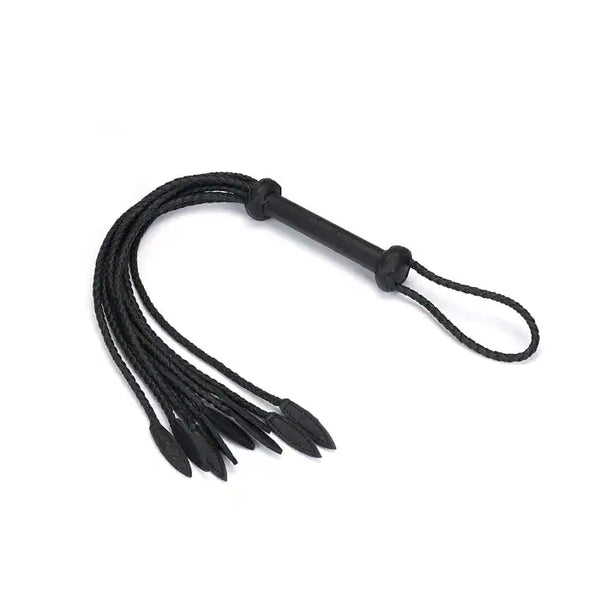 Fouet à neuf queues en cuir noir tressé avec pointes de cuir. Accessoire BDSM léger et maniable, avec prise ferme et boucle de suspension discrète.